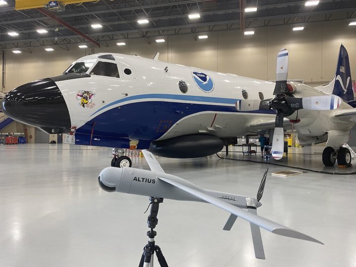 No caso do Furacão Milton, por exemplo, os pesquisadores da NOAA utilizaram uma aeronave apelidada de "Miss Piggy", originalmente feita para caçar submarinos durante a Guerra Fria.