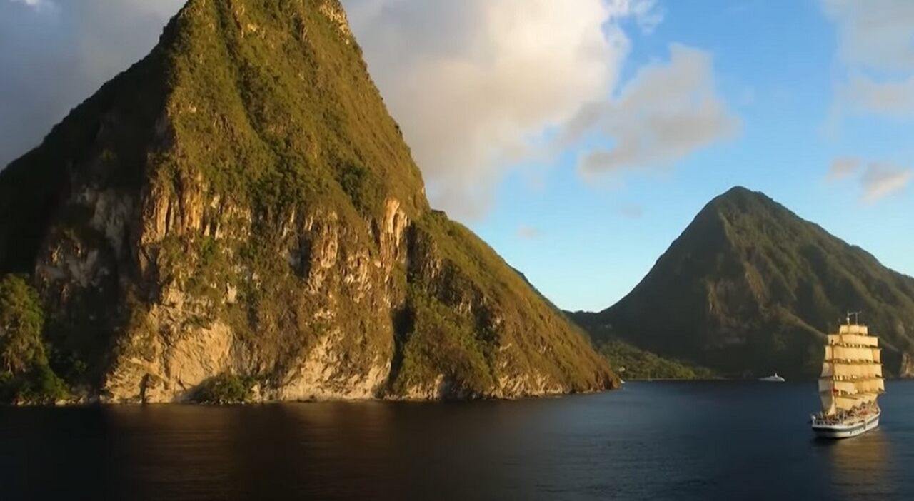 PaÃ­s: AntÃ­gua e Barbuda - Continente: AmÃ©rica do Norte/ PopulaÃ§Ã£o: aproximadamente 98.000 habitantes/ DescriÃ§Ã£o: este paÃ­s caribenho Ã© famoso por suas praias e cultura vibrante. O turismo Ã© a principal fonte de renda