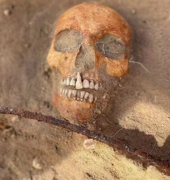 Foice no pescoço e cadeado no pé: arqueólogos descobrem 