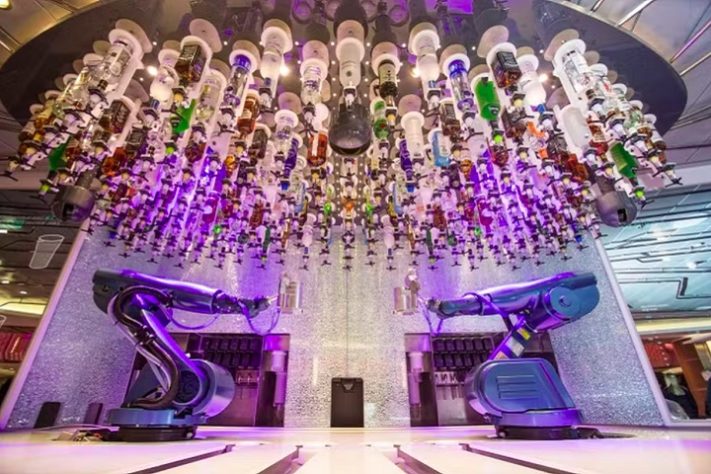 Bionic Bar, onde robôs servem bebidas no Symphony of the Seas
