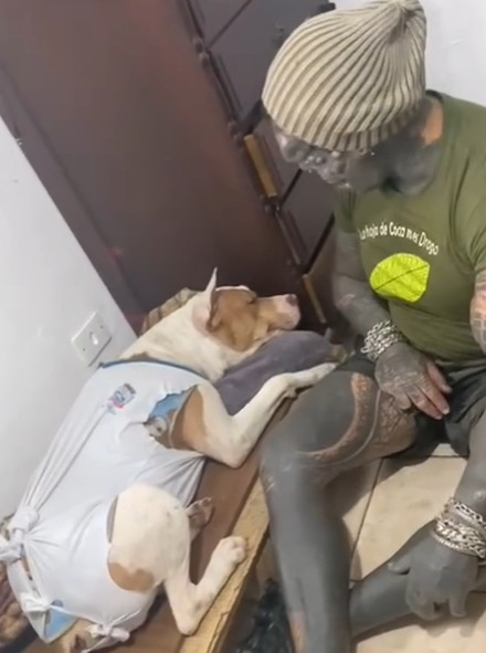 Michel modificou o corpo inteiro para ficar “parecido com o diabo”. Ele chegou a tatuar os olhos e a pele de preto e transformar as mãos em garras…Morador de Praia Grande (SP), ele entrou no livro Guinness, que registra recordes, como a pessoa que teve mais modificações corporais no mundo (mais de 60).