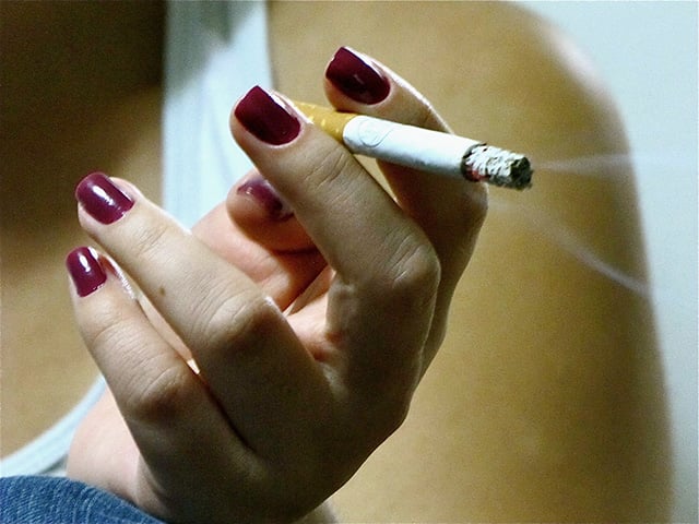 Outras condições médicas, como o diabetes, aumentam o risco de desenvolvimento precoce da catarata, assim como hábitos de vida prejudiciais, como tabagismo e consumo excessivo de álcool. - 