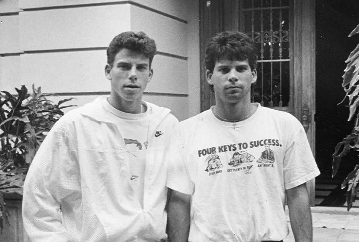 Assassinos dos pais, os irmãos Menendez podem sair da cadeia após 34 anos