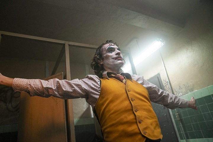 Em 2019, o personagem do Coringa foi novamente explorado de uma maneira inédita, desta vez com foco em sua origem no filme "Coringa", estrelado por Joaquin Phoenix. Este longa, dirigido por Todd Phillips, apresenta uma versão mais realista e dramática do vilão, destacando sua transformação de um homem marginalizado, com distúrbios mentais, em uma figura de vingança e caos.