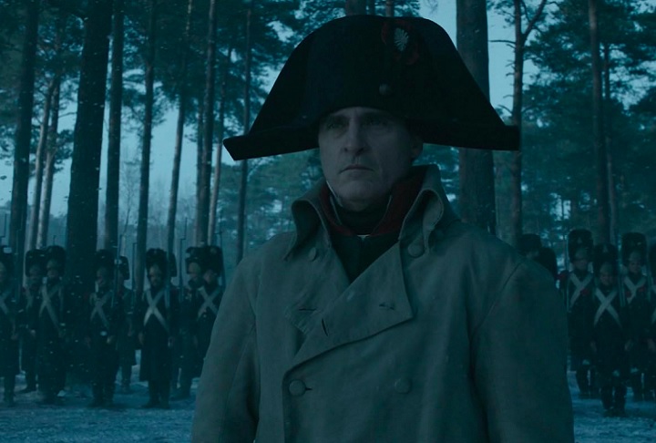 Antes de viver o Coringa novamente, Phoenix interpretou Napoleão no filme homônimo de 2023, dirigido por Ridley Scott, com quem já tinha trabalhado em 