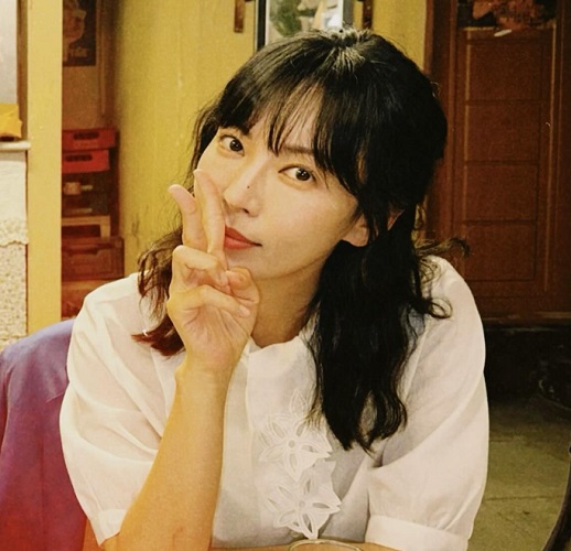 Kim So-Yeon - Atriz sul-coreana nascida em 1980 em Seul, reconhecida por séries de sucesso como Iris, All About Eve e The Penthouse, que lhe rendeu prêmios e projeção internacional. Destaca-se pela versatilidade em dramas e thrillers, mantendo carreira consolidada na TV desde a década de 1990.