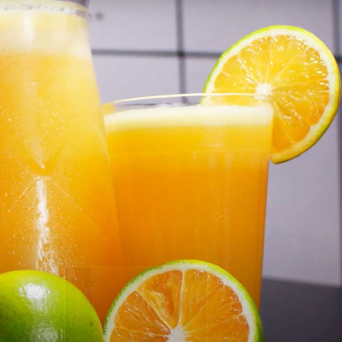 Aqui vai uma observação: apesar da fama de ácida, a casca da laranja não prejudica o sabor do chá. Pelo contrário. Ela possui óleos essenciais e compostos que deixam o chá mais aromático. - 