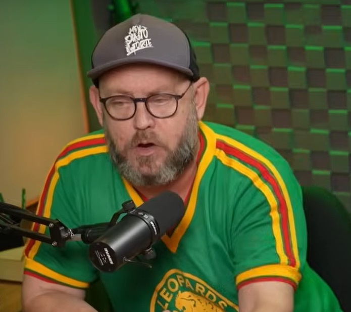 Luiz Antônio Simas - Historiador, escritor e professor brasileiro nascido em 1967 no Rio de Janeiro, conhecido por pesquisas sobre cultura popular, música, samba e religiosidades. Autor premiado, participa de debates, programas culturais e palestras, sendo referência em estudos sobre Brasilidade.