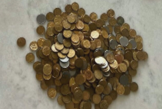 “Vingança” sem violência: Irritada, moradora paga condomínio com 1.663 moedas