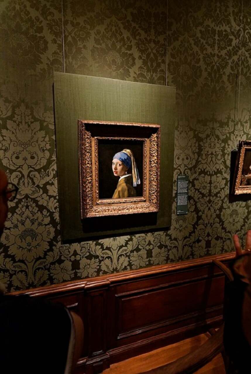 Essa diferença enfatiza a importância de ver arte original, uma experiência que não pode ser replicada por reproduções.