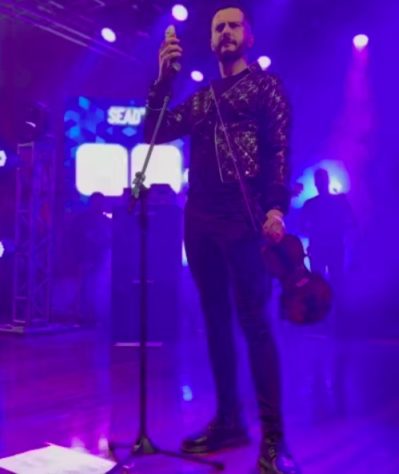 Músico interrompe show para atender ligação da mãe e viraliza