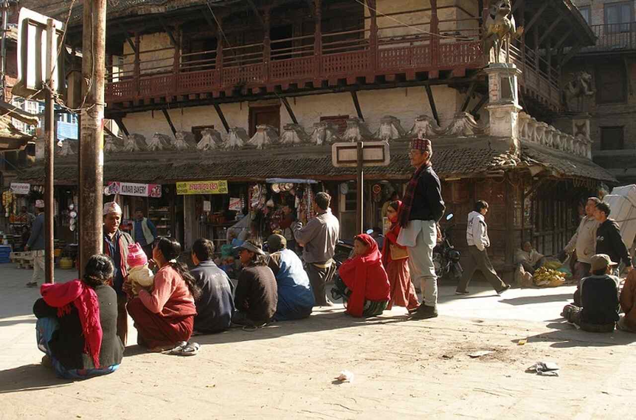 O nome "Nepal" possui diversas teorias sobre sua origem, sendo uma delas uma variação do povo neuari, enquanto outra sugere que significa "lugar sagrado" no dialeto lepcha. Este título reflete a importância do Nepal como um centro de peregrinação para hindus e budistas.