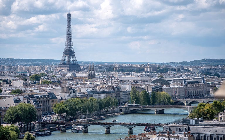 Aos 19 anos, em 1901, Picasso se mudou para Paris, onde se envolveu com o ambiente boêmio e artístico da cidade. Foi nesse contexto que começou a abordar temas mais profundos e emocionais, criando obras que capturavam a dor e a solidão.