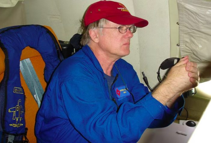 Peter Dodge, meteorologista norte-americano ganha homenagem de colegas que jogaram suas cinzas dentro do Furacão Milton