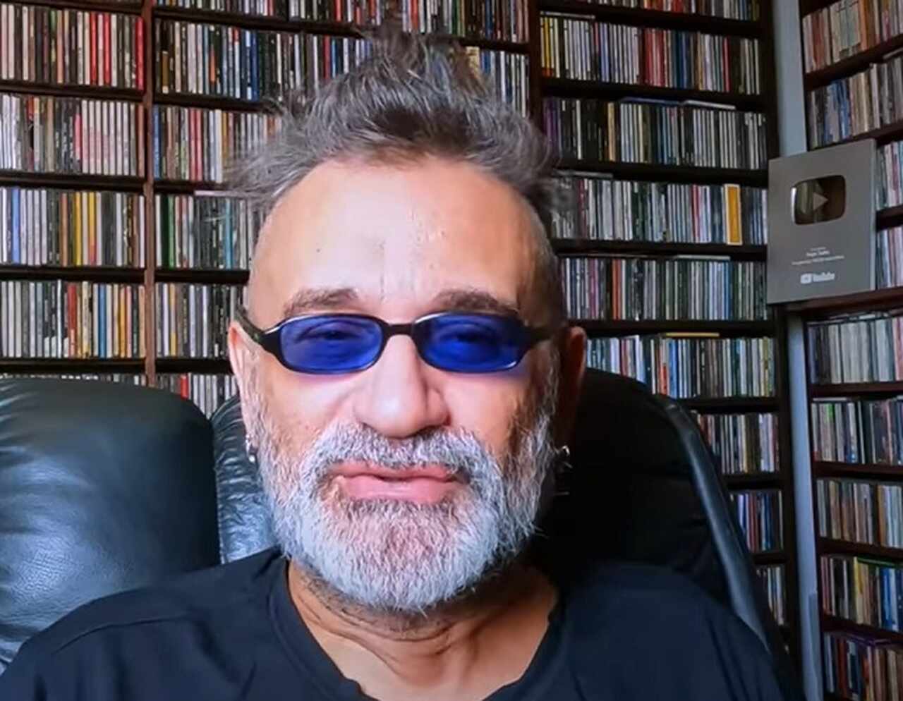 Regis Tadeu - Jornalista e crítico musical brasileiro nascido em 1966 em São Paulo, conhecido por análises contundentes na TV, rádio, internet e no Jornal da Tarde. Tornou-se figura polêmica no cenário musical, com opiniões fortes, participação em programas e um canal ativo no YouTube.