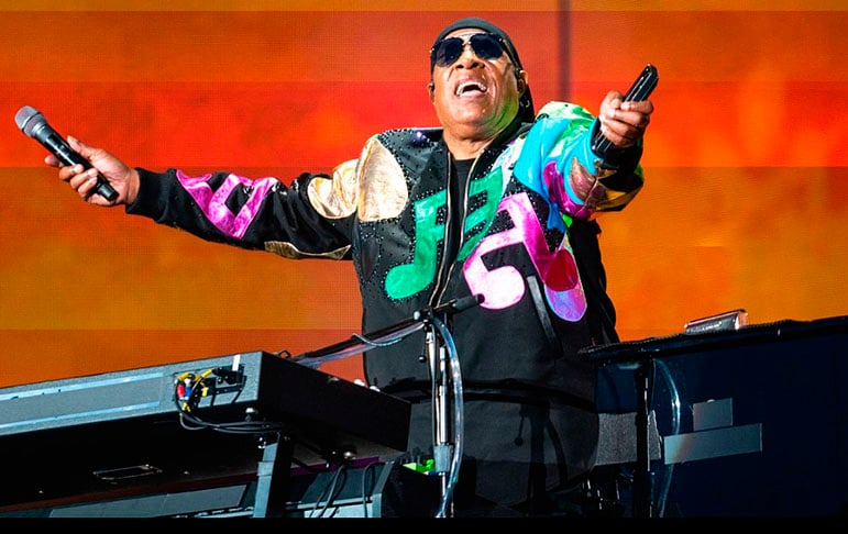 Stevie Wonder - 13/05/1950 (76 anos). O prestigiado cantor e pianista cego de nascenÃ§a segue uma carreira sÃ³lida que marca os gÃªneros pop, soul e R&B em nÃ­vel mundial. Em julho de 2025, faz turnÃª pelo Reino Unido. Vale lembrar que, em 2011, se apresentou para mais de 100 mil pessoas no Rock in Rio. -