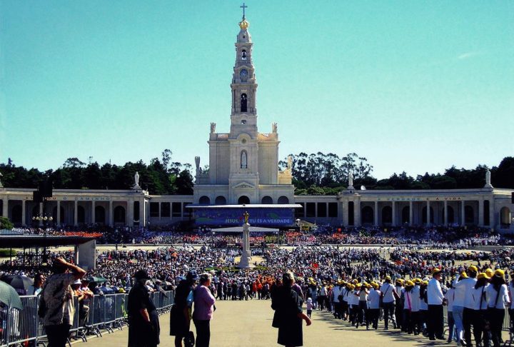 13 de maio é Dia de Nossa Senhora de Fátima. O Santuário localizado em Portugal é um dos maiores centros de peregrinação cristã do mundo, recebendo cerca de seis milhões de visitantes por ano. Sua origem remonta às aparições de Nossa Senhora aos três pastorinhos em 1917, na Cova da Iria, que transformaram a pequena aldeia em referência internacional de fé. Desde então, o local cresceu em dimensão e significado, tornando-se símbolo da devoção mariana e da busca espiritual de milhões de fiéis.  -  (crédito: Wikimedia Commons/Lacobrigo)