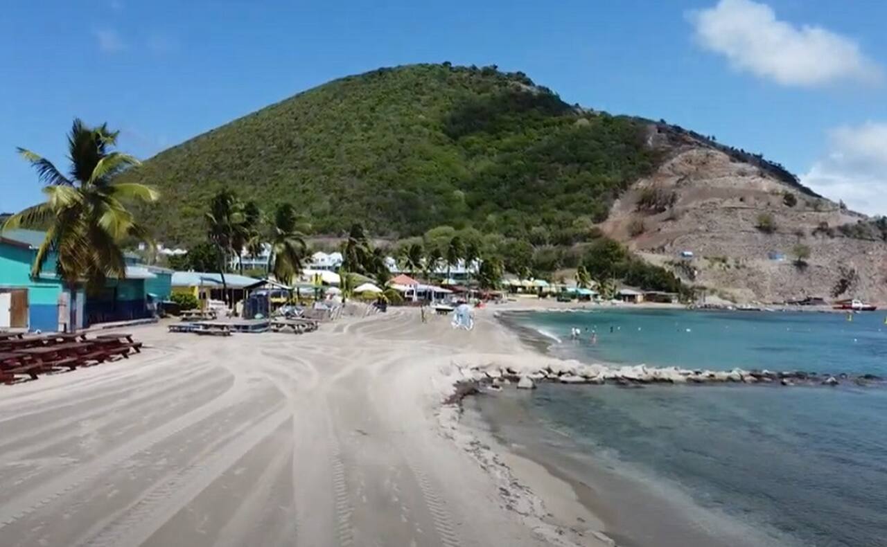 PaÃ­s: SÃ£o CristÃ³vÃ£o e Nevis - Continente: AmÃ©rica do Norte/ PopulaÃ§Ã£o: aproximadamente 53.000 habitantes/ DescriÃ§Ã£o: o menor paÃ­s da AmÃ©rica em termos de populaÃ§Ã£o, SÃ£o CristÃ³vÃ£o e Nevis Ã© conhecido por suas montanhas e praias. O turismo e a agricultura sÃ£o as principais indÃºstrias