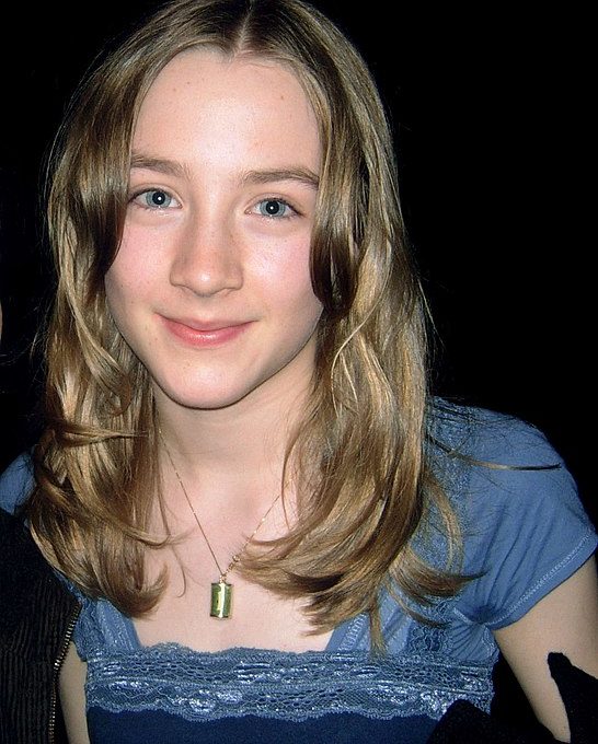 Saoirse Ronan nasceu em 12 de abril de 1994, na cidade de Nova York. Ela é filha de imigrantes irlandeses e cresceu na Irlanda, onde começou sua carreira atuando em produções teatrais locais. 