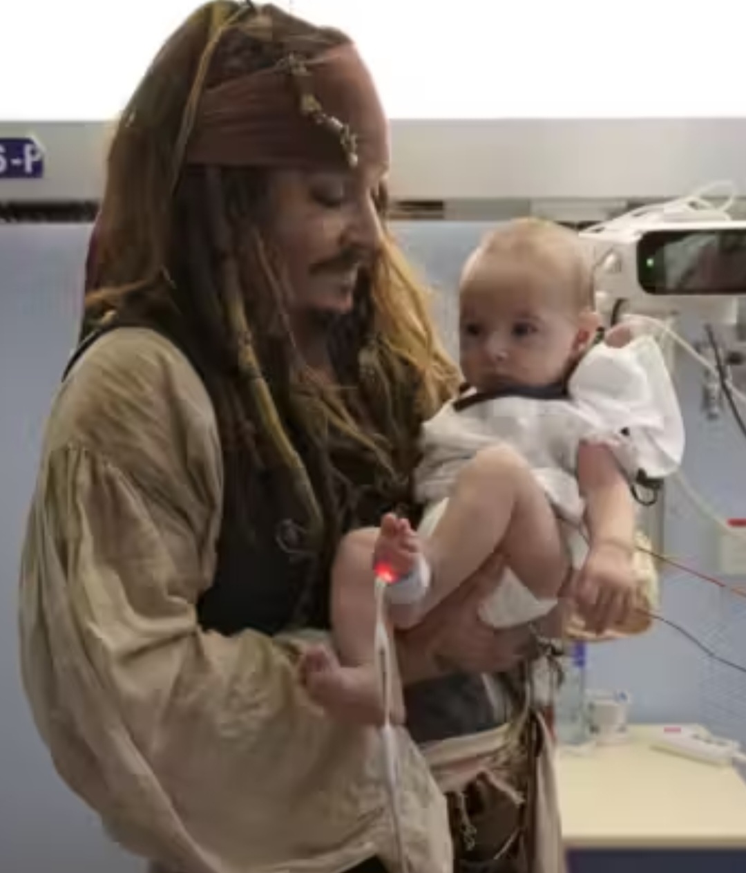 O hospital trata crianças de diversas idades, inclusive recém-nascidos. O ator segurou um bebê que está em tratamento. 