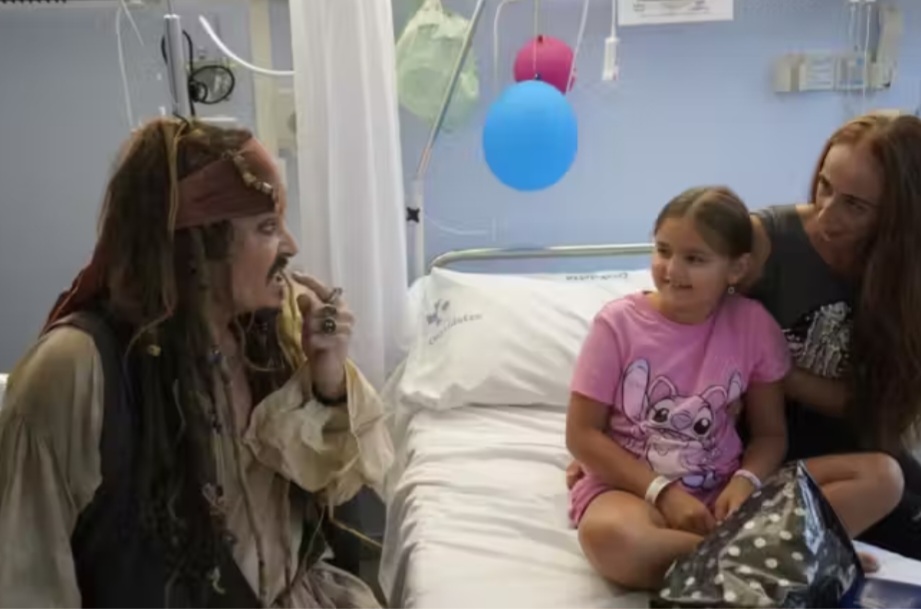 Pais e mães dos pacientes que estavam no local aproveitaram para também interagir com o ator, que tem fãs pelo mundo inteiro. 
