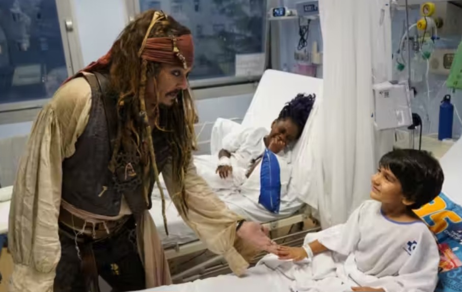 Ele conversou e brincou com a garotada que se trata de câncer na ala reservada para pediatria oncológica. Depp costuma fazer esse tipo de visita, visando levar alegria a pessoas que passam por um difícil tratamento. 