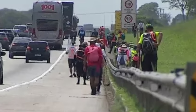 Dois morreram atropelados: Peregrinos se arriscam indo a pé pela Dutra até Aparecida