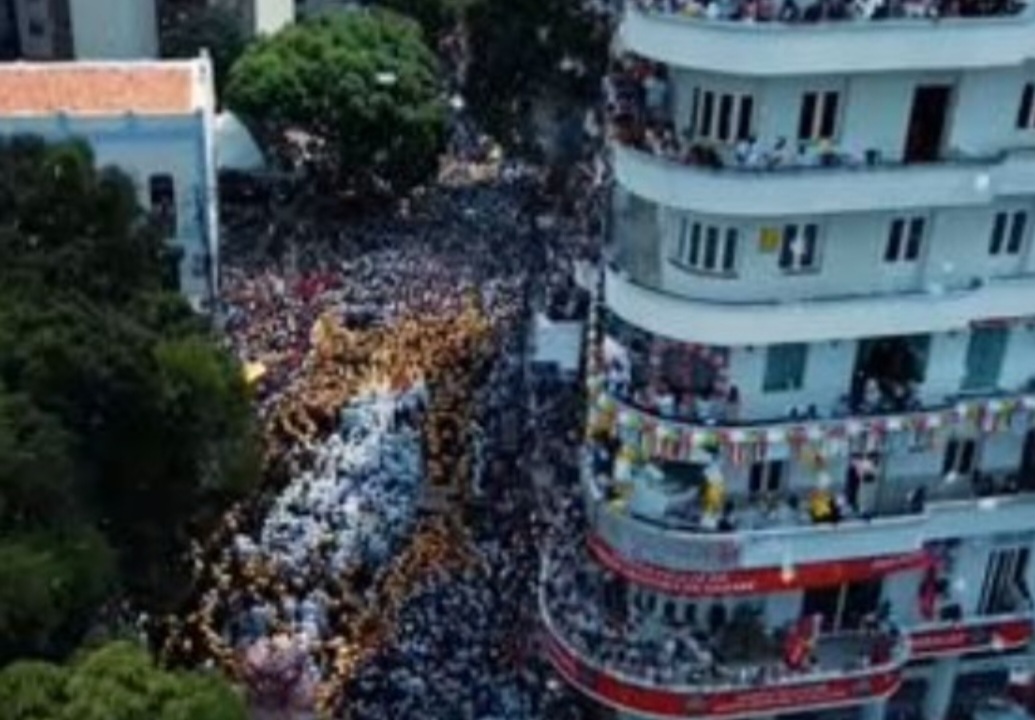 A imagem da Padroeira Nossa Senhora de Nazaré percorre ruas  acompanhada dos devotos  e sendo reverenciada ainda do alto dos edifícios. Vários apartamentos ficam decorados para a celebração. 
