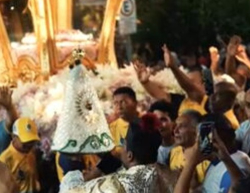 A imagem sagrada de Maria também viaja de barco. E passa por cidades da região metropolitana de Belém, como Ananindeua e Marituba, numa festa emocionante.