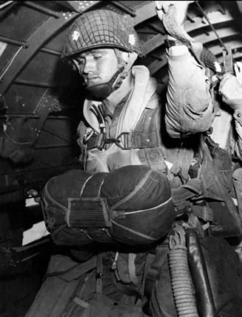 No século 20, a tecnologia evoluiu com a Primeira Guerra Mundial, quando os paraquedas passaram a ser usados militarmente para salvar pilotos.