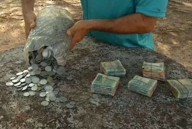 Alegria durou pouco: Irmãos acham ‘fortuna’ na mala do pai, mas dinheiro não vale mais