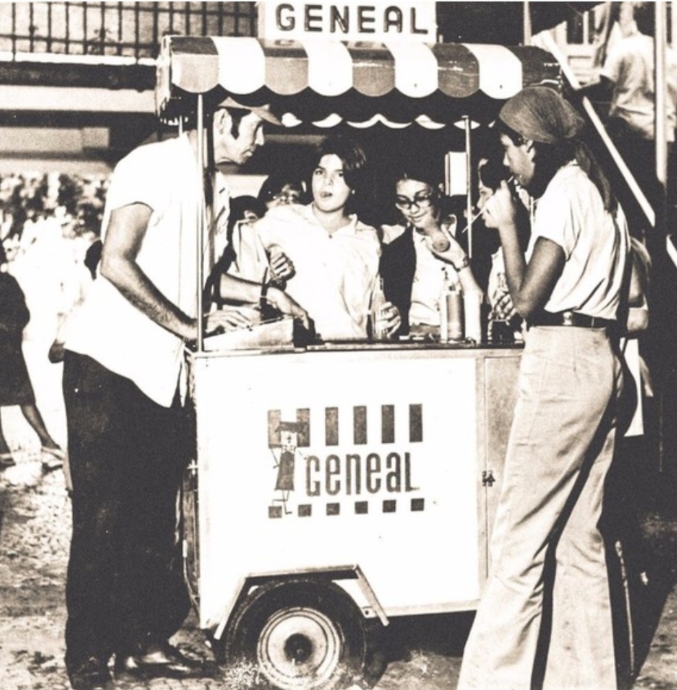 O cachorro-quente da Geneal começou a ser vendido nas ruas da Zona Sul do Rio em 1963. Ele ganhou popularidade e se espalhou, sempre com conteúdo simples que se limita ao pão e à salsicha - no máximo com ketchup e/ou mostarda.