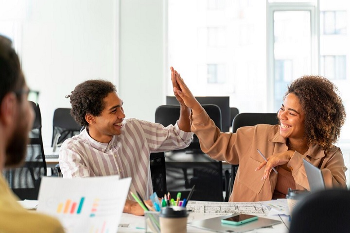 Segundo o relatório, a promoção de uma cultura de bem-estar e a implementação de políticas de trabalho mais flexíveis são algumas das sugestões recomendadas para melhorar essa situação.