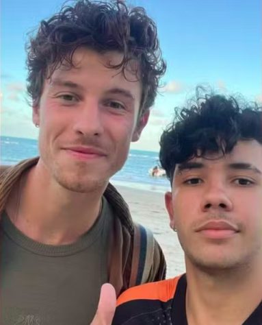 Shawn Mendes posa com fã em Trancoso, Bahia