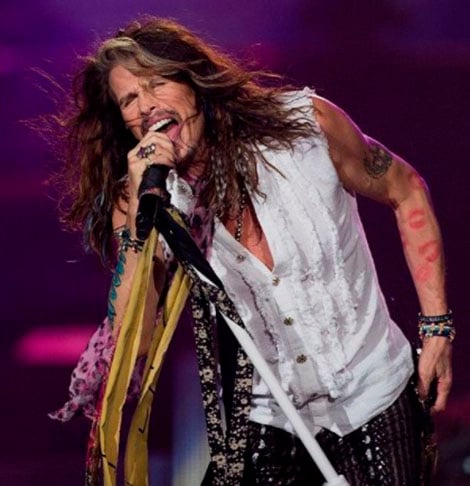 Steven Tyler - 26/03/1948 (77 anos). O mega-astro, fundador e vocalista da banda Aerosmith, sofreu fratura da laringe e lesão nas cordas vocais. Por isso, deixou de fazer turnês, mas ainda se apresenta em eventos pontuais, sem ter a mesma voz de antes. Ele já tinha passo por problemas em 2006 com cirurgia na garganta, mas depois conseguiu retornar. -