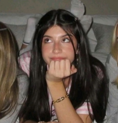 Sunny Sandler - Atriz norte-americana nascida em 2008 em Los Angeles, Califórnia, conhecida por atuar em diversos filmes ao lado do pai, Adam Sandler, em produções de comédia. Ganhou destaque em Você Não Tá Convidada pro Meu Bat Mitzvá! e segue construindo carreira no cinema juvenil.