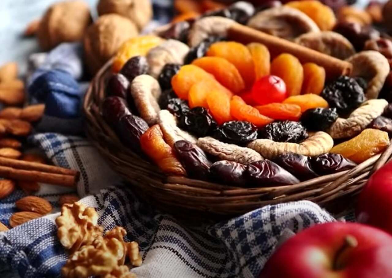 Além de seus benefícios como adoçante, as tâmaras são ricas em compostos bioativos como carotenoides, flavonoides e taninos, que têm ação antioxidante, prevenindo o envelhecimento precoce, câncer e problemas cardíacos.