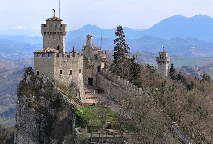 Além da Guaita, as torres Cesta e Montale (foto) são símbolos do país e oferecem vistas espetaculares das montanhas e do Mar Adriático.