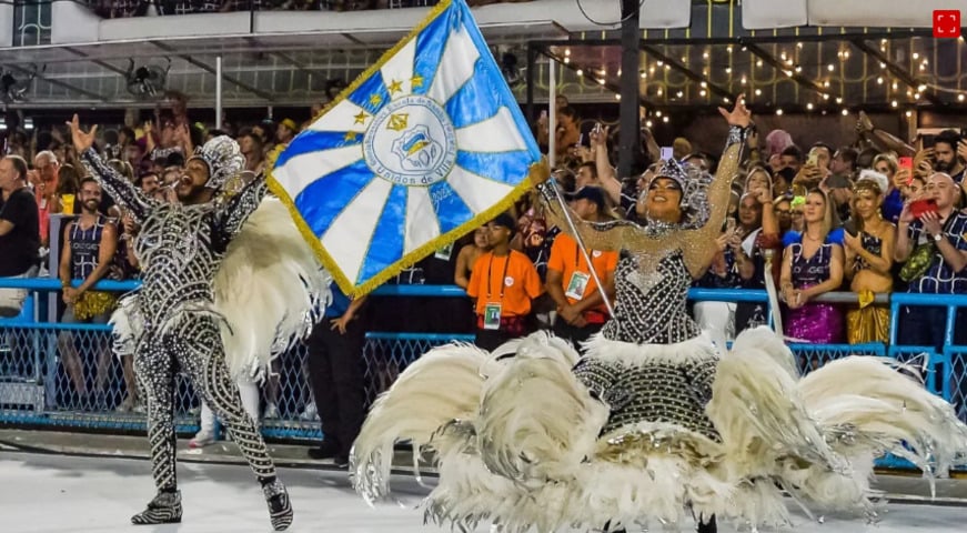 Coube a Antônio Fernandes da Silveira, morador do Morro dos Macacos conhecido como Seu China, ser o fundador da Unidos de Vila Isabel. Ele acreditava que a terra de Noel Rosa deveria ter escola de samba também.