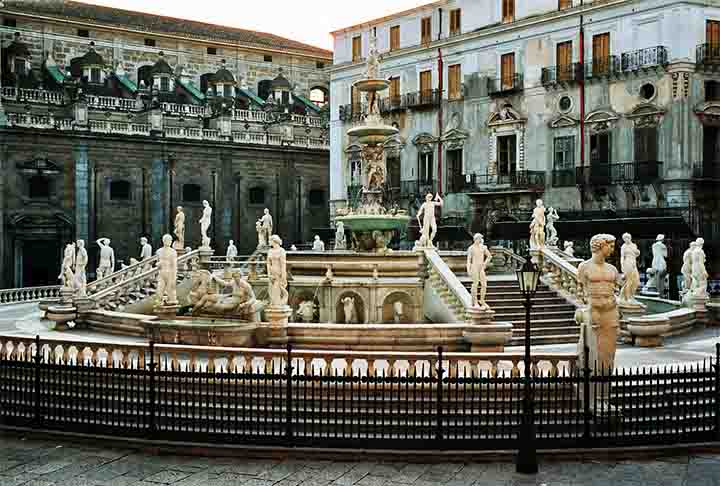 FONTE DE GHIACCIO - Bolonha - Este chafariz, construído em 1563, destaca-se por sua elegante estrutura em estilo renascentista. É um símbolo histórico da cidade, localizado na Piazza Maggiore.-Bjs/Wikimédia Commons