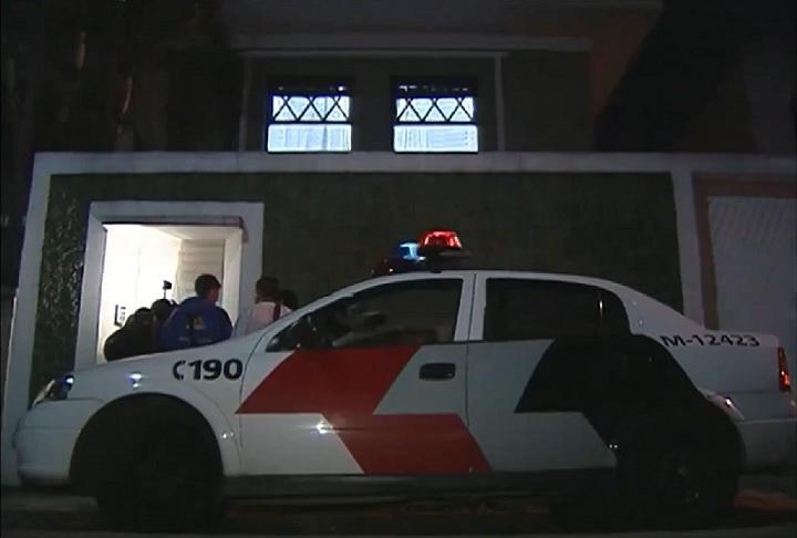 Os criminosos negociaram um resgate milionário com a família, utilizando bilhetes escondidos em entregas de flores, latas de tinta e pacotes de farmácia. 