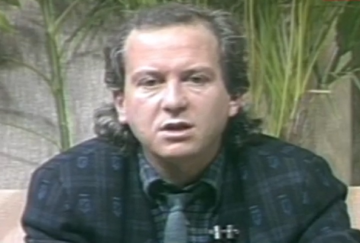 Filho de imigrantes italianos, Washington Olivetto nasceu em São Paulo, em setembro de 1951, e foi criado pela mãe, uma dona de casa, e pelo pai, que trabalhava como vendedor de tintas.