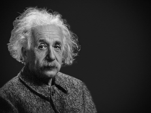 Entretanto, essa ideia de imprevisibilidade e acaso foi posta em xeque por Albert Einstein, que, em sua busca por um universo ordenado e lógico, disse: "Deus não joga dados com o Universo".