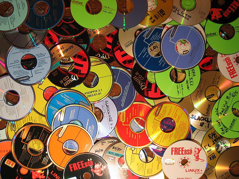 Esse rendimento supera o da venda de CDs (Compact Disc - foto), formato surgido no fim dos anos 80 como um sucessor dos vinis.  De acordo com o relatório, o fenômeno será verificado também em escala global. Os números ratificam que o consumo de vinil voltou a ser uma tendência após queda nas últimas décadas com a chegada de novos formatos e a consolidação do mundo digital.

