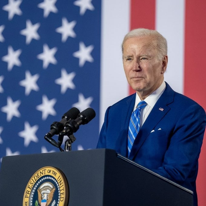 Em 2024, último ano de seu mandato, Biden anunciou uma meta governamental de extinção do uso de produtos de plástico em repartições federais até 2027 e em todas as agências do governo até 2035. 
