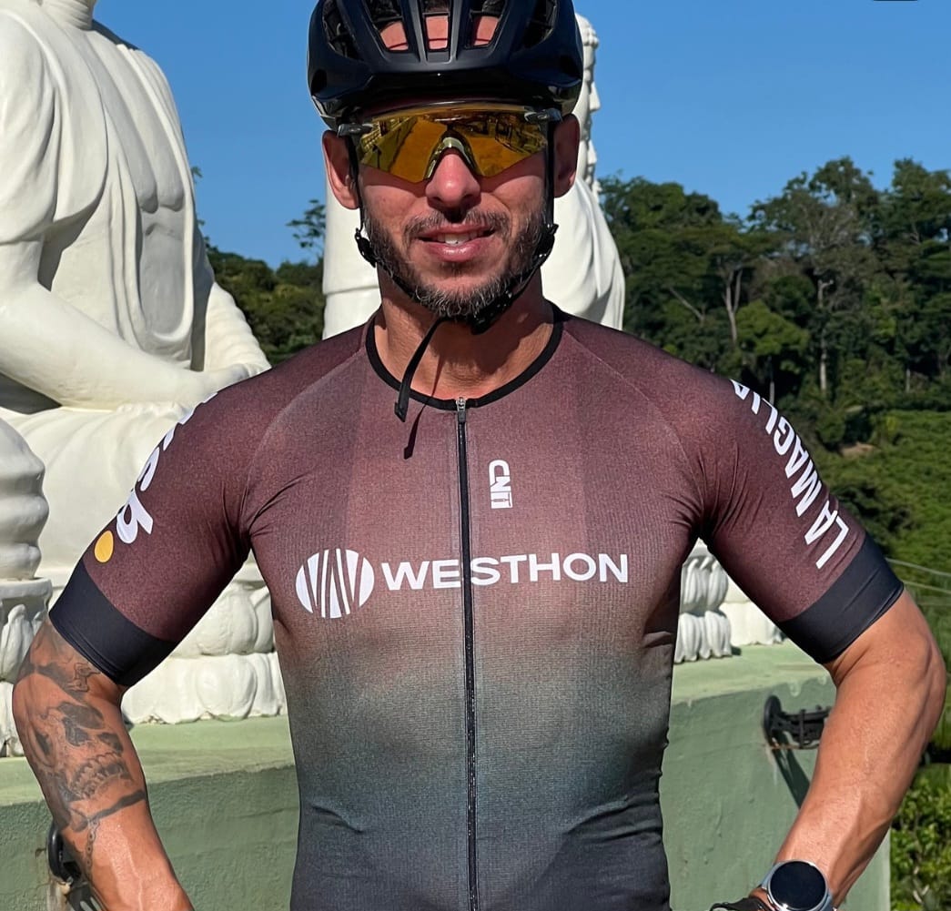 Falando em ciclismo, te convidamos a conhecer a histÃ³ria do ciclista e youtuber brasileiro Fernando Vilela. Carioca de 41 anos, ele mostra como Ã© possÃ­vel conciliar uma vida de excelÃªncia no esporte com a de executivo, escapando das armadilhas do esgotamento mental. -