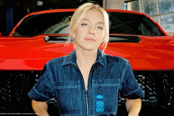 Detonada por produtora de Hollywood, jovem estrela exibe paixão por carros