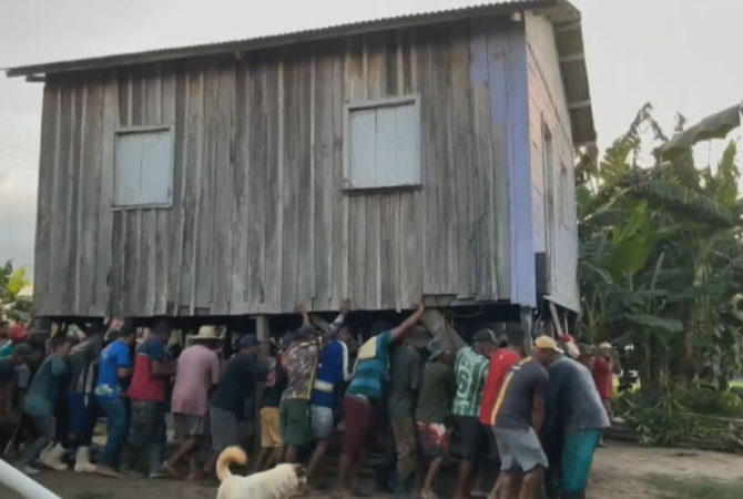 Quem vê, mal acredita: Moradores carregam casas com as próprias mãos