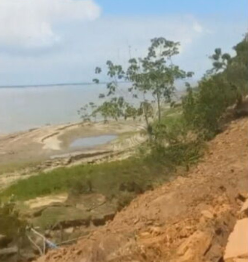 A medida está sendo tomada por causa de desbarrancamento num trecho à margem do rio. É o fenômeno chamado de "Terras caídas". 