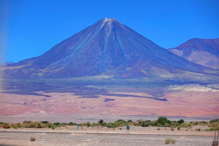 Sua paisagem compreende vastas planÃ­cies Ã¡ridas, salares, formaÃ§Ãµes rochosas, vulcÃµes e alguns dos cÃ©us mais limpos e estrelados do mundo.